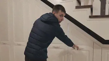 Шкаф под лестницей в частном доме (обзор)
