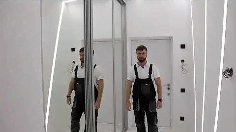 Шикарный шкаф-купе в прихожую. Зеркальный шкаф на три двери с подсветкой. Встроенный шкаф в нишу.